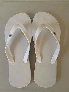 Classic Women's White Flip Flop Sandals - Simple Everyday Style